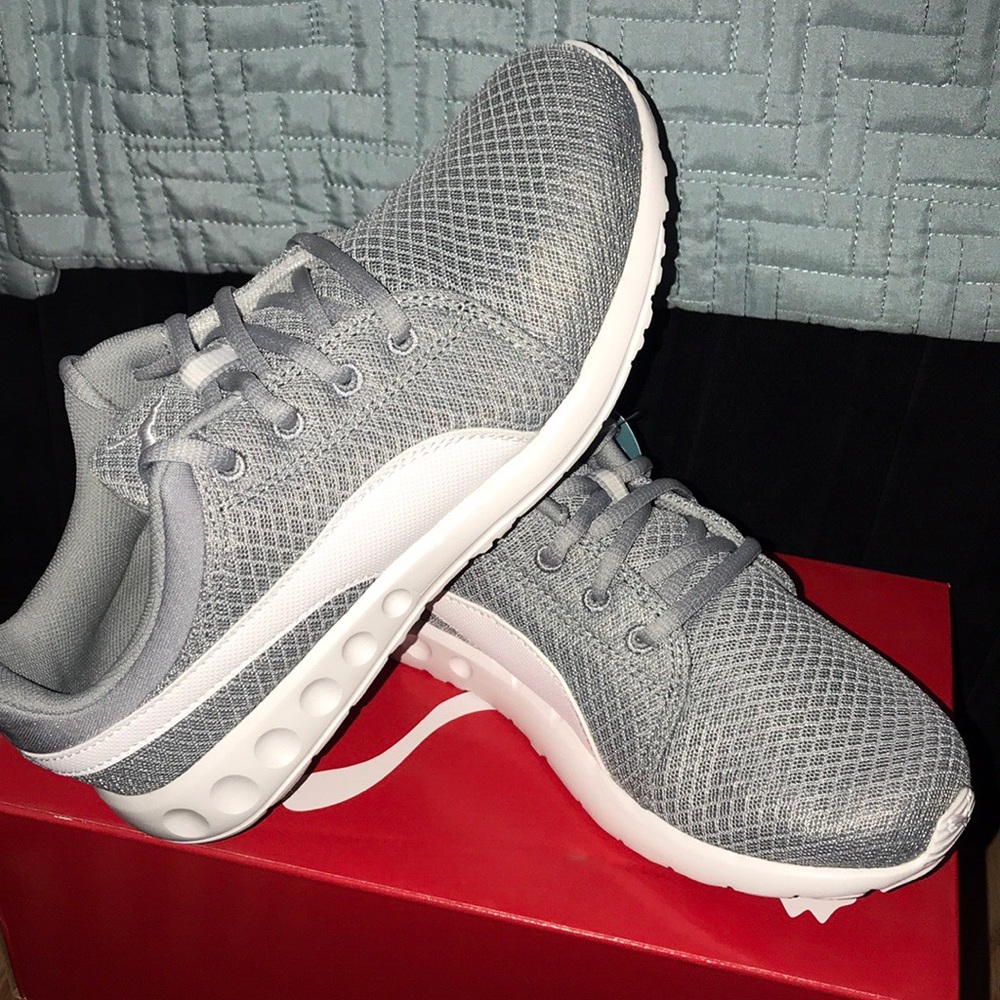 WOMENS PUMA TENNIE SHOES